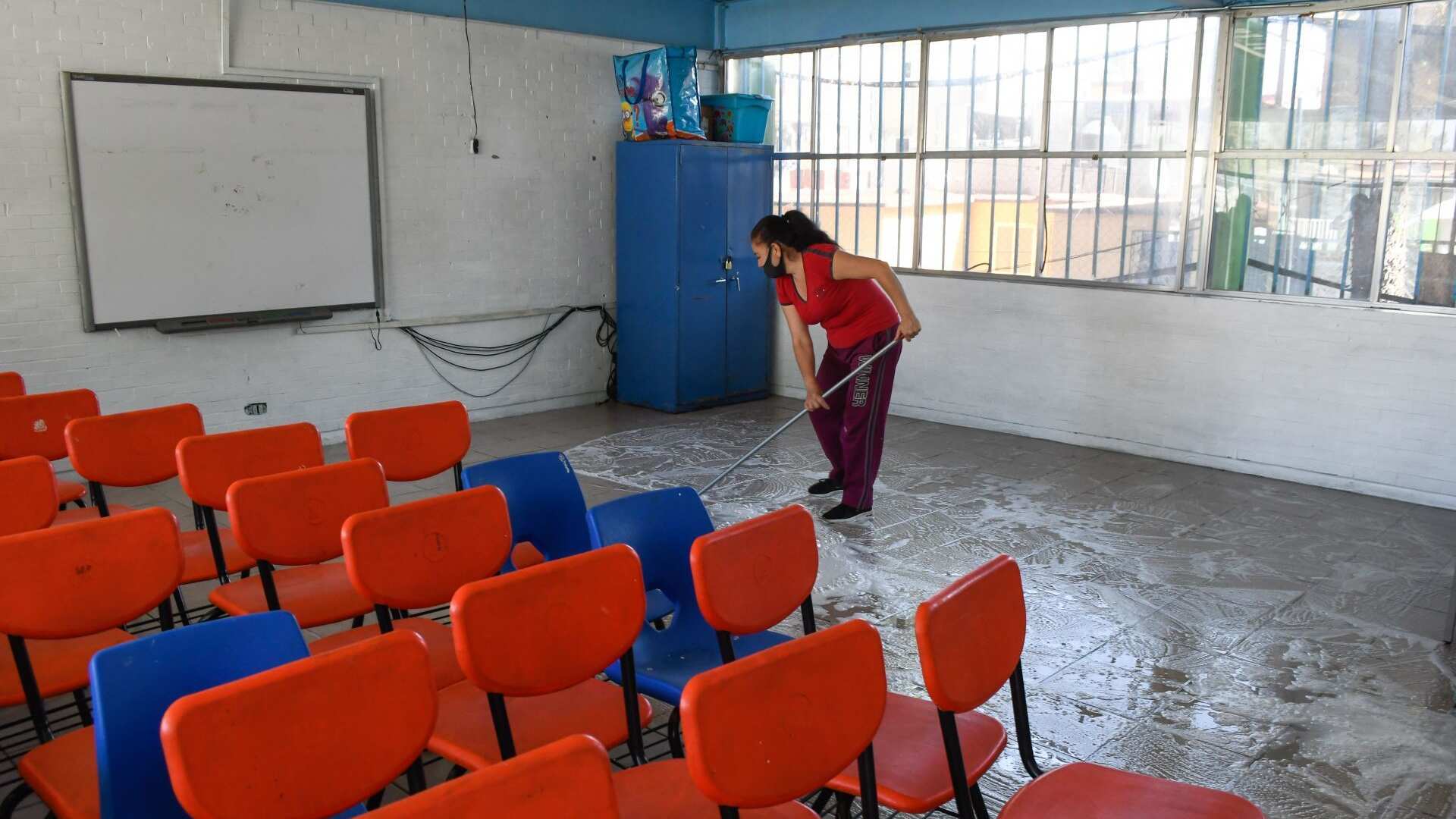 El 1.4% de la población de la CDMX no sabe leer ni escribir.