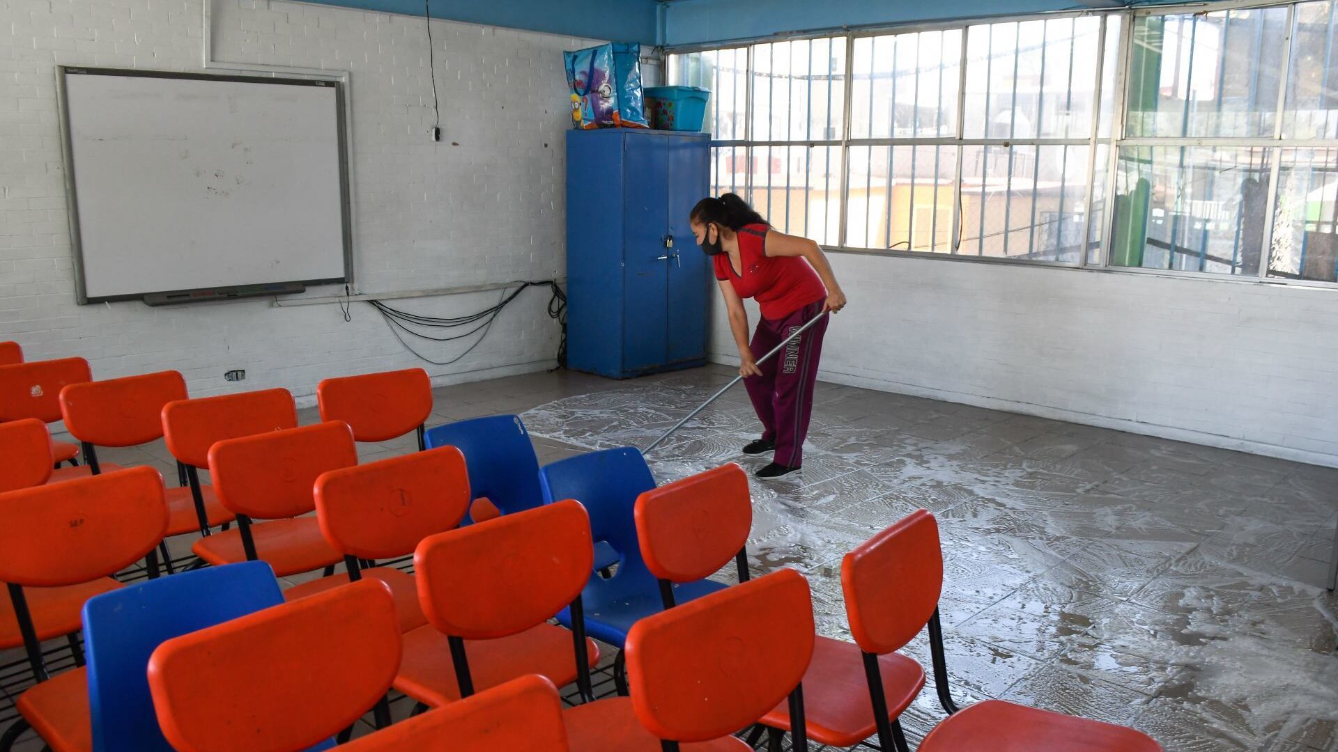 El 1.4% de la población de la CDMX no sabe leer ni escribir.