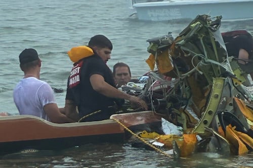Marina halla a la última persona tras accidente aéreo en Texas; seis personas murieron