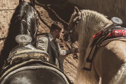 Canelo Álvarez muestra su pasión por los caballos.