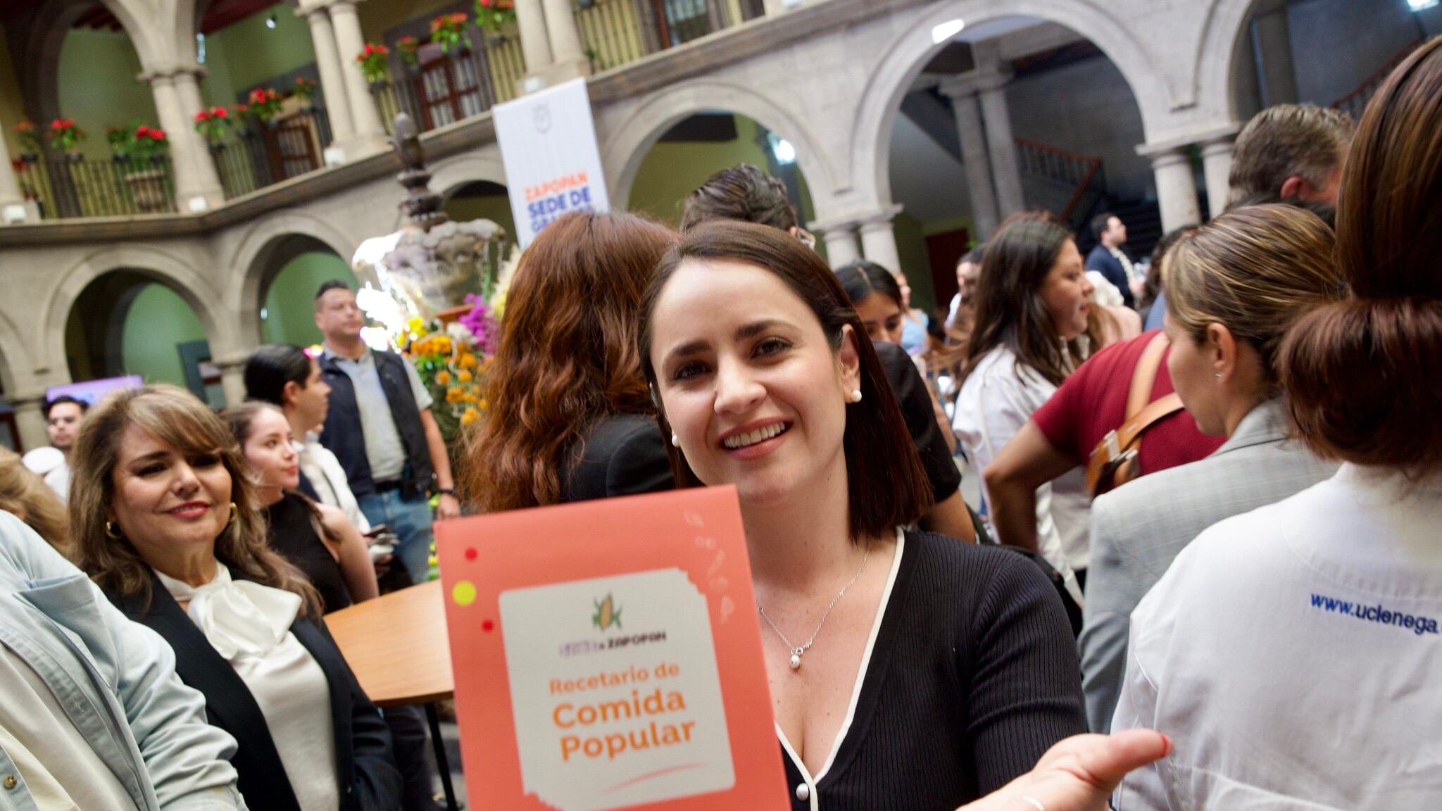 Con el objetivo de preservar y promover la riqueza gastronómica de sus comunidades, el Gobierno de Zapopan presentó el recetario “Sabe a Zapopan: recetario de comida popular”, una publicación que reúne 19 recetas tradicionales de diversas localidades del municipio.