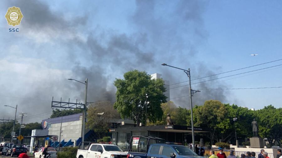 Incendio en estacionamiento de la alcaldía Benito Juárez consume varios objetos