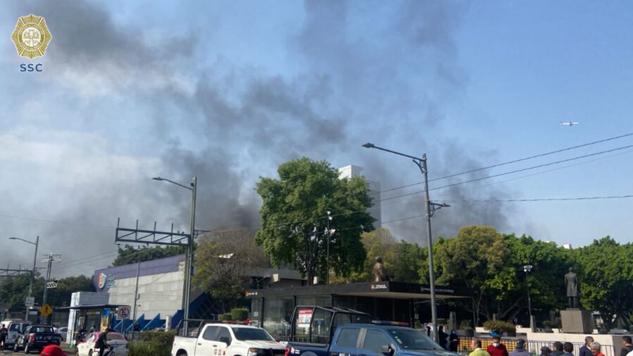 Incendio en estacionamiento de la alcaldía Benito Juárez consume varios objetos