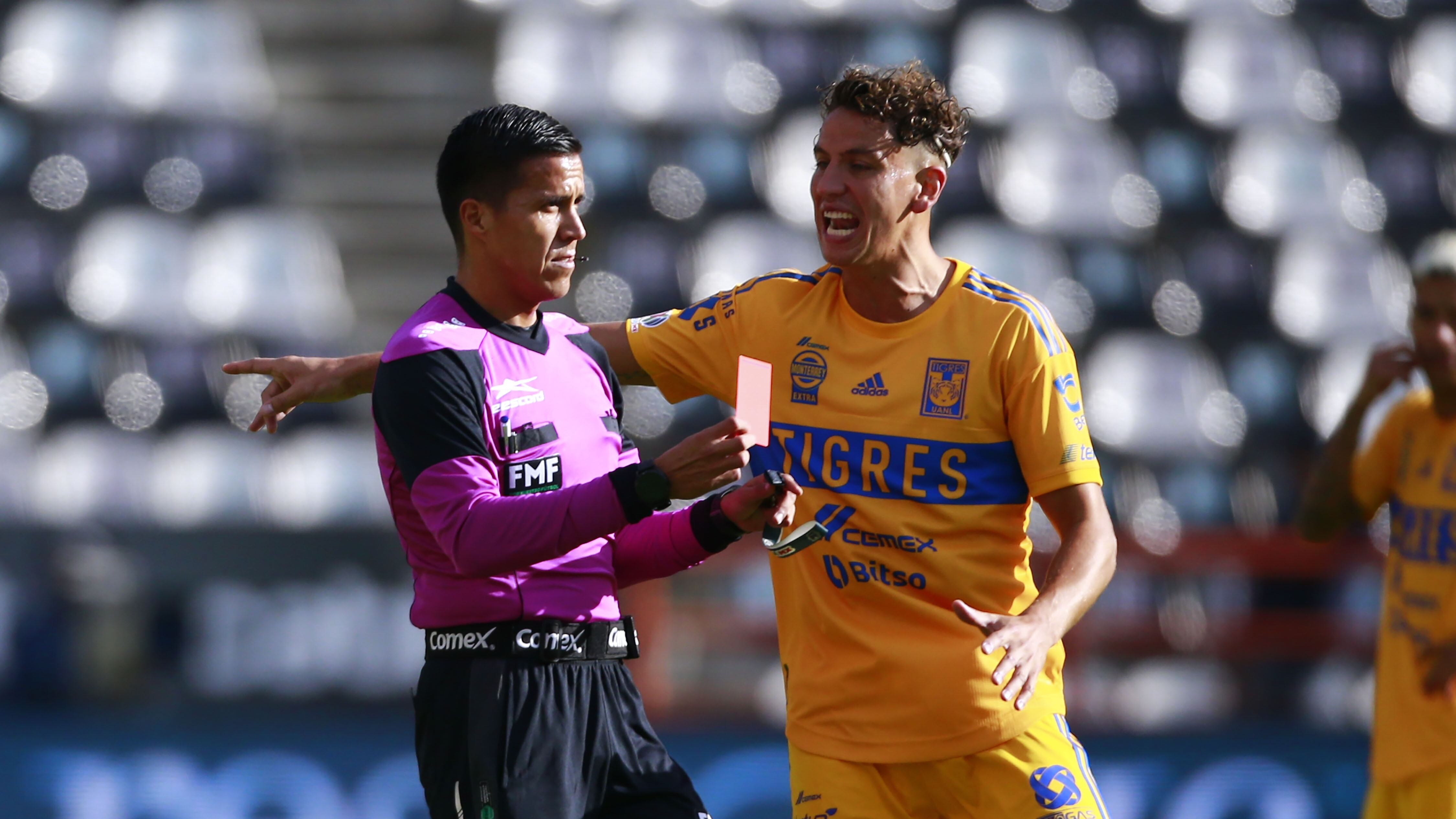 Lichnovsky suspendido por tarjetas amarillas