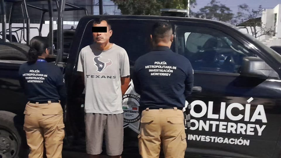 Horas después de que presuntamente lesionó a su pareja el presunto agredió a una mujer policía.