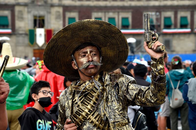 Mexicanos celebran la Independencia de México en el Zócalo capitalino