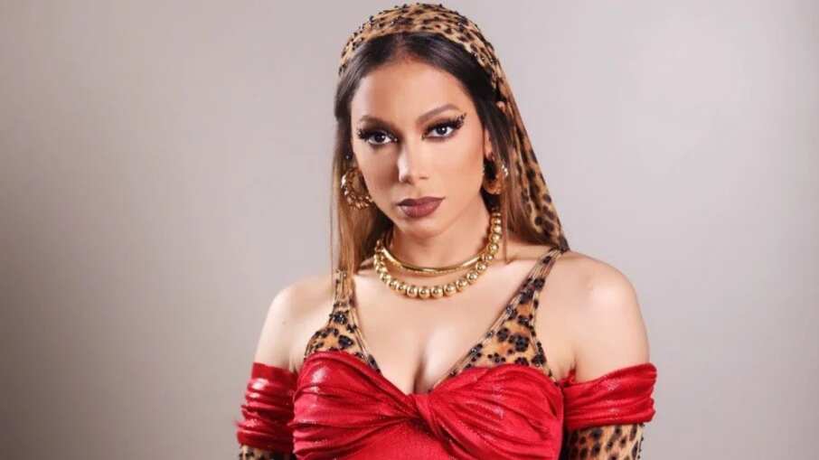Anitta veste look inspirado na personagem Tieta, criada por Jorge Amado