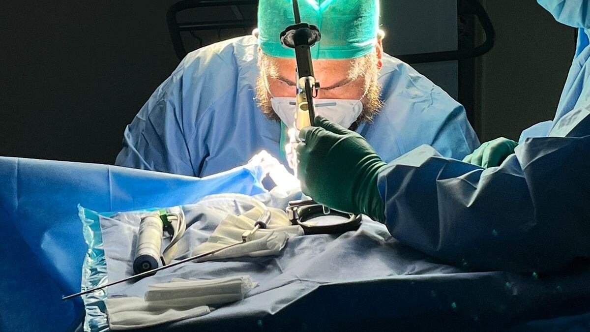 Médicos en quirófano.