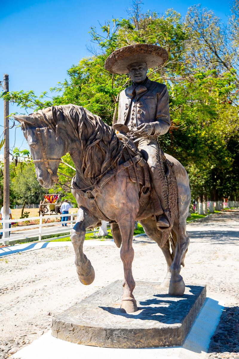 Publimetro ingresó al rancho Los 3 Potrillos para ver detalles del espacio que se colocó para el ídolo mexicano y honrarlo en el Día de Muertos.