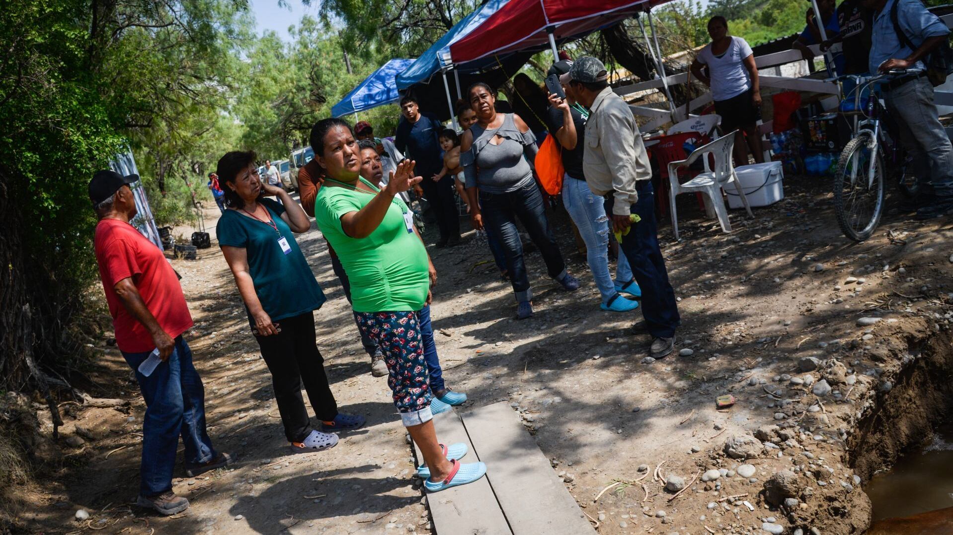 Familiares directos de los 10 mineros atrapados desde hace diez días en el pozo de carbón "El Pinabete" de la comunidad de "La Agujita" en Sabinas.
