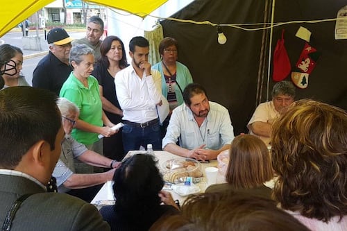 Tras ser exhibido, Comisionado de Reconstrucción promete “cero mezcales”