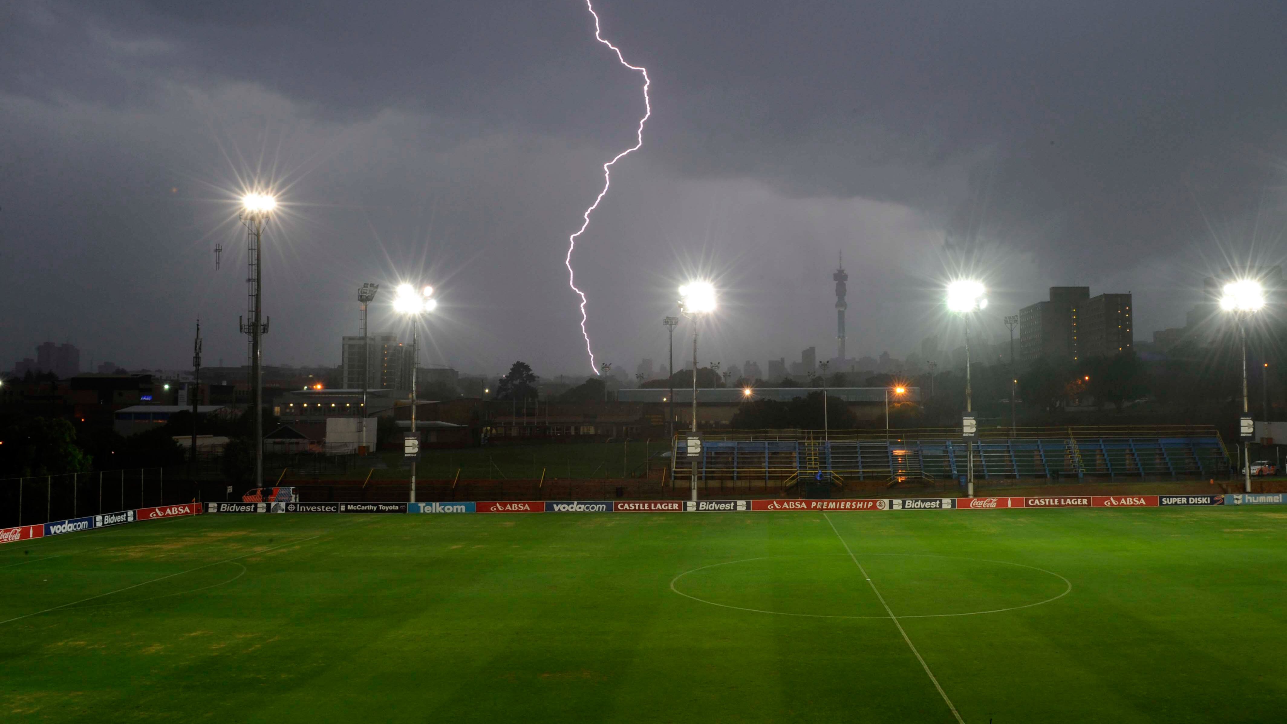 Rayo maya a futbolista de Perú