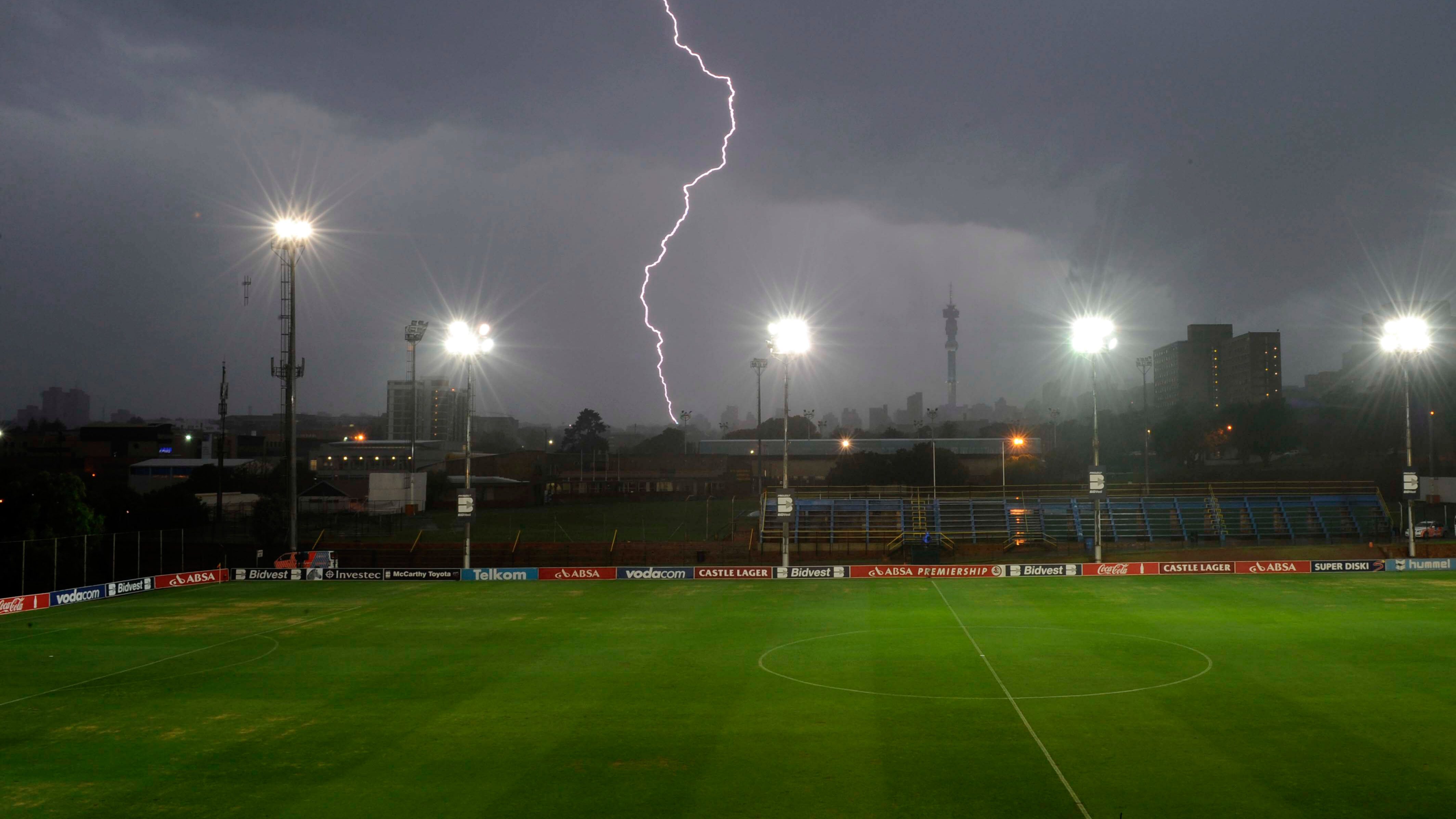 Rayo maya a futbolista de Perú