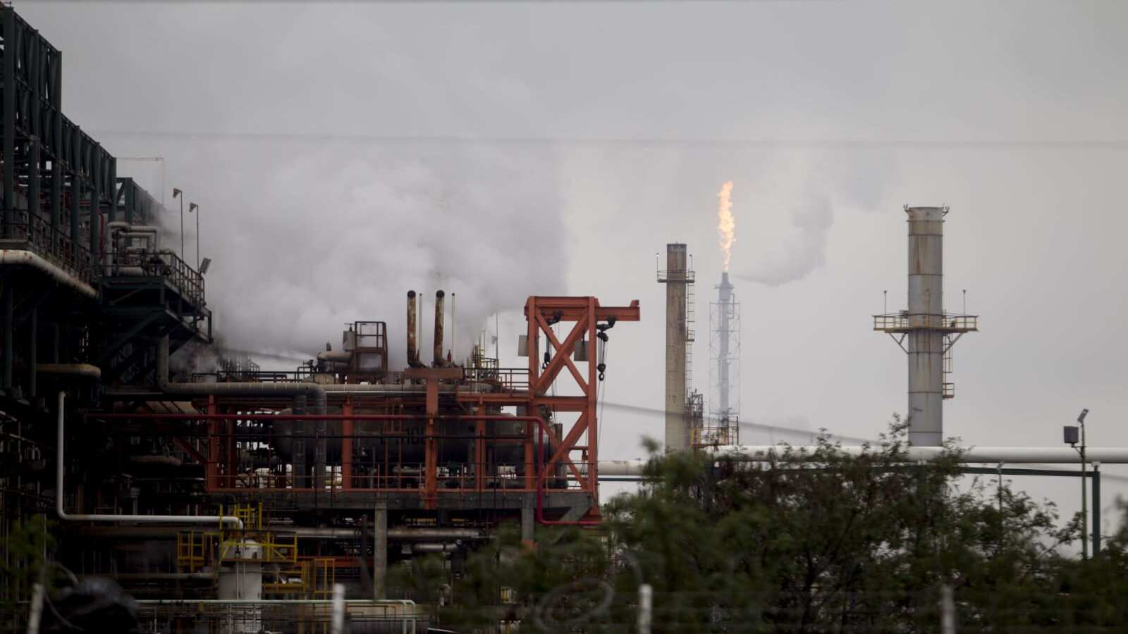 Gobierno pide a la empresa invertir en plantas desulfuradoras.