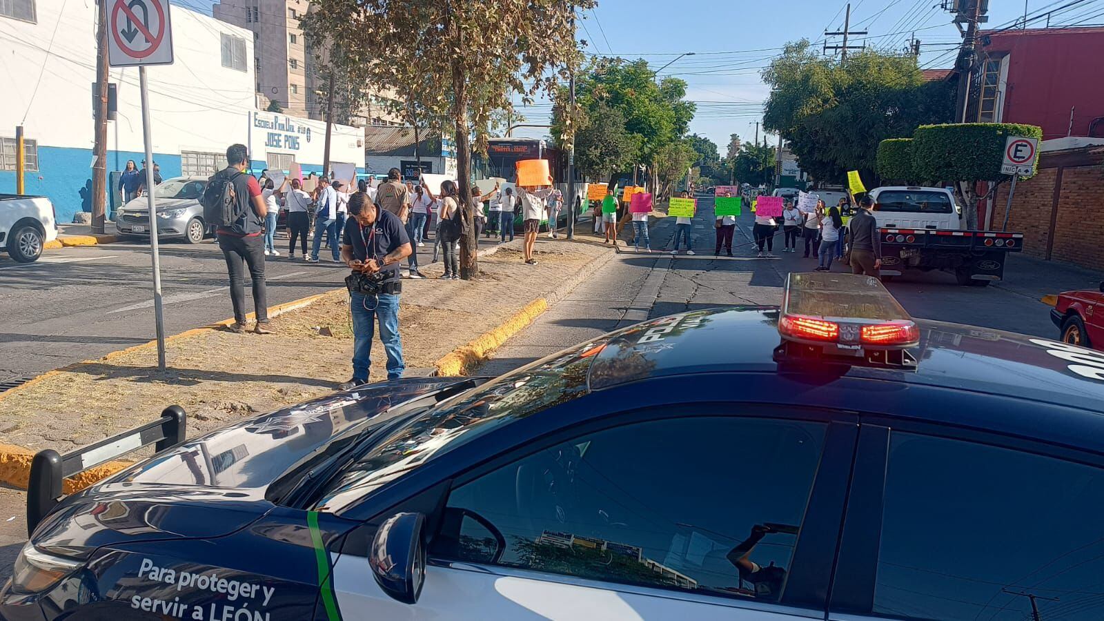 Madres y padres de familia bloquearon la avenida Venustiano Carranza en protesta por el cierre de la primaria José Pons No. 18, que dejó sin clases a más de 150 alumnos.