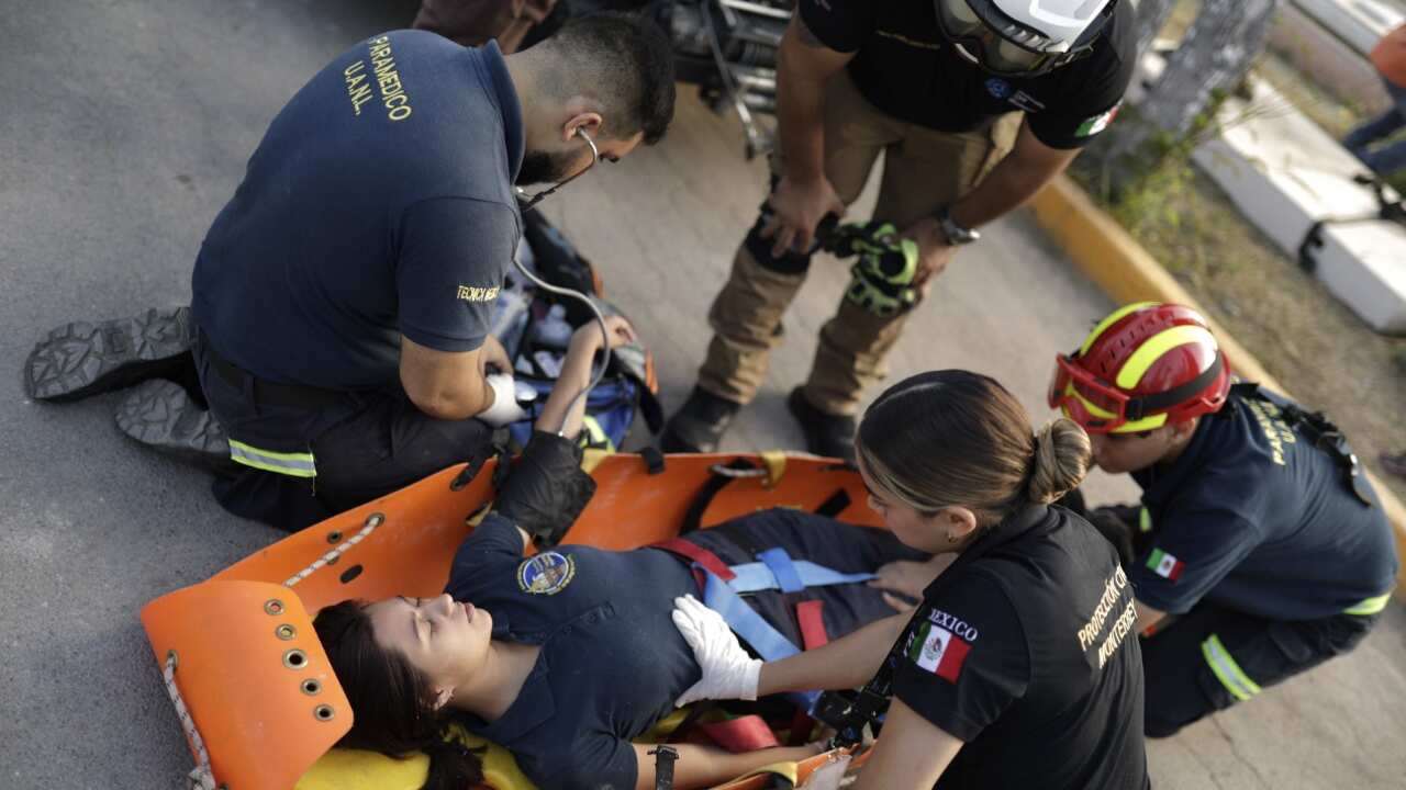 Protección Civil realizó un simulacro de caída a una fosa y su posterior rescate.