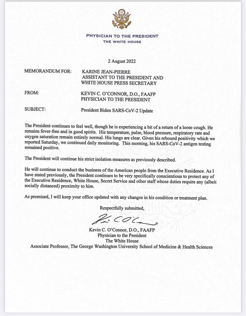 Biden presenta una ligera tos pero seguirá en estricto aislamiento.
