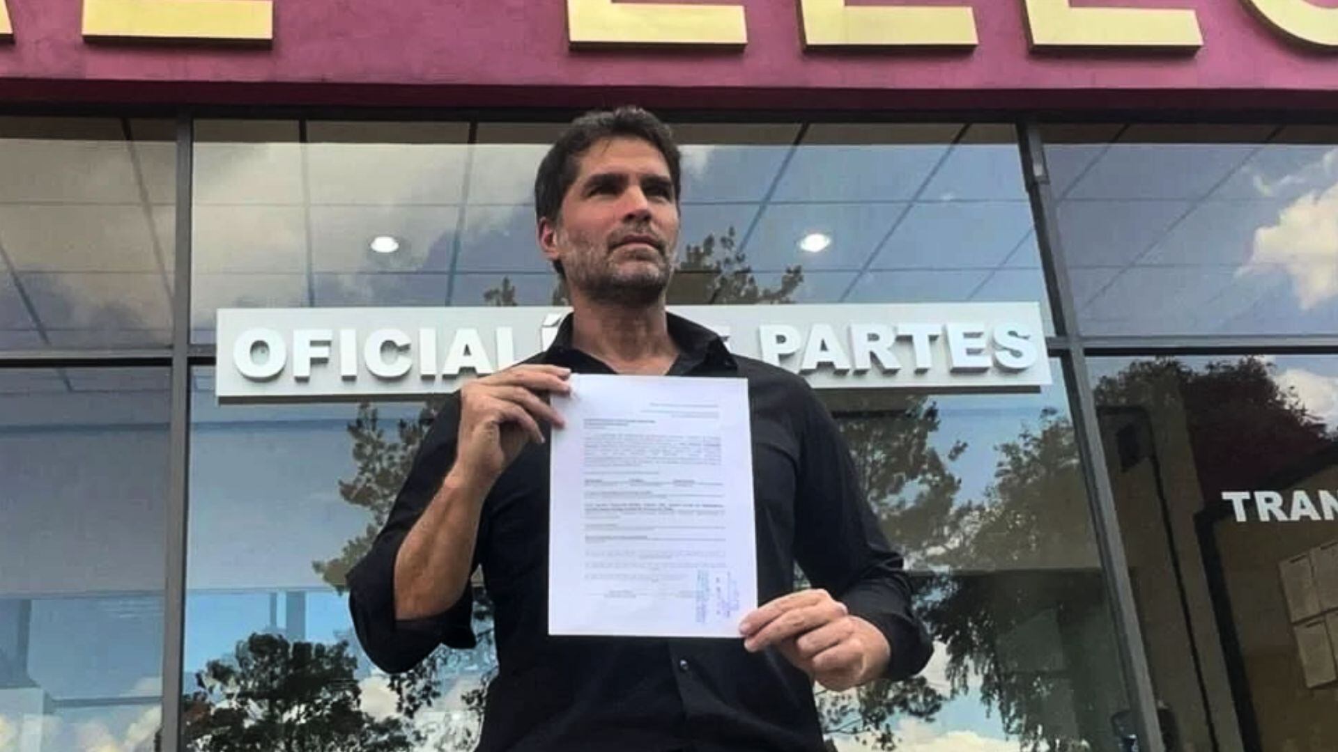 Eduardo Verástegui tras registrar su candidatura presidencial por la vía independiente.