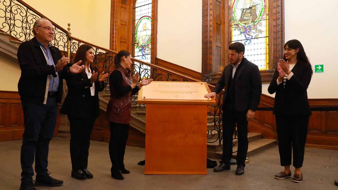 El gobernador develó al interior del Palacio una placa por los 200 años del estado.