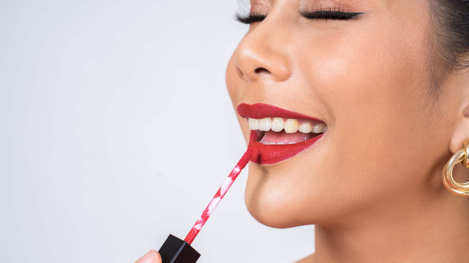 Un tono clásico que desafía la paleta invernal y convierte cualquier look en una declaración de estilo con mínimo esfuerzo