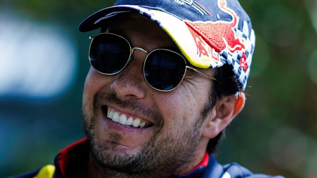 Checo Pérez usando la gorra edición especial Red Bull que saldrá pronto a la venta. Imagen: @NewEraMX.