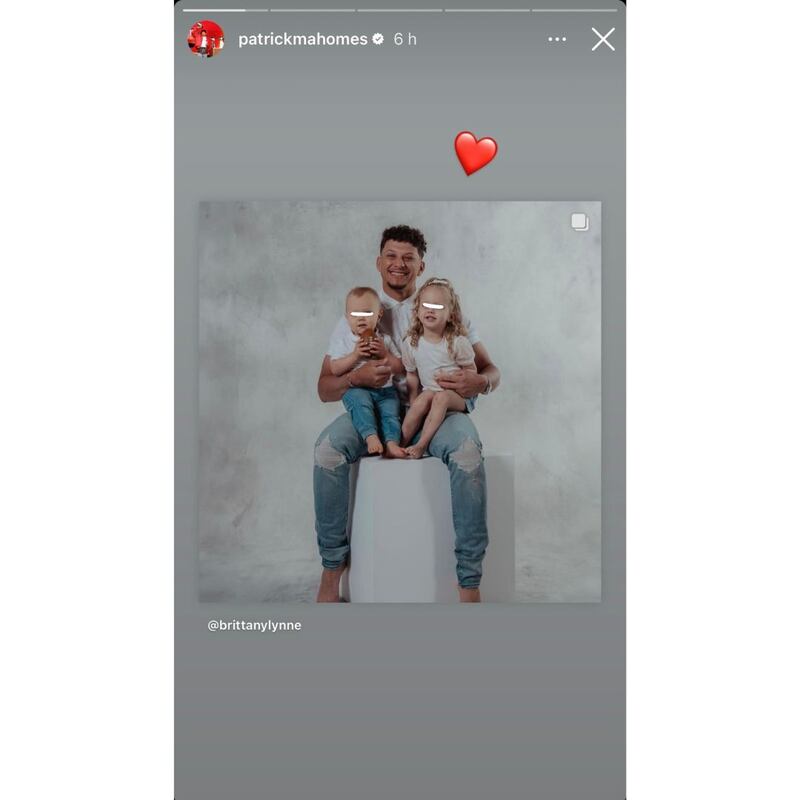 Patrick Mahomes fue felicitado por su esposa a través de redes sociales con una fotografía del quarterback y sus dos hijos. Imagen: @patrickmahomes.
