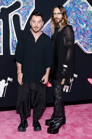 Grandes personalidades desfilan por la Alfombra Rosa de los MTV VMAs.