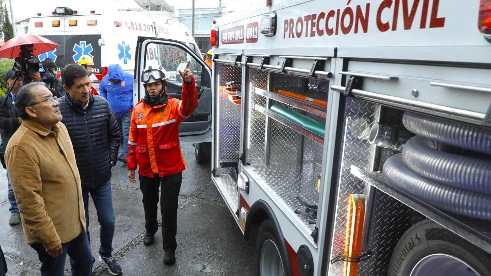 La nueva unidad de rescate cuenta con winch de base portátil, bomba de agua profesional, planta de energía eléctrica y torre telescópica plegable con dos lámparas dirigibles.