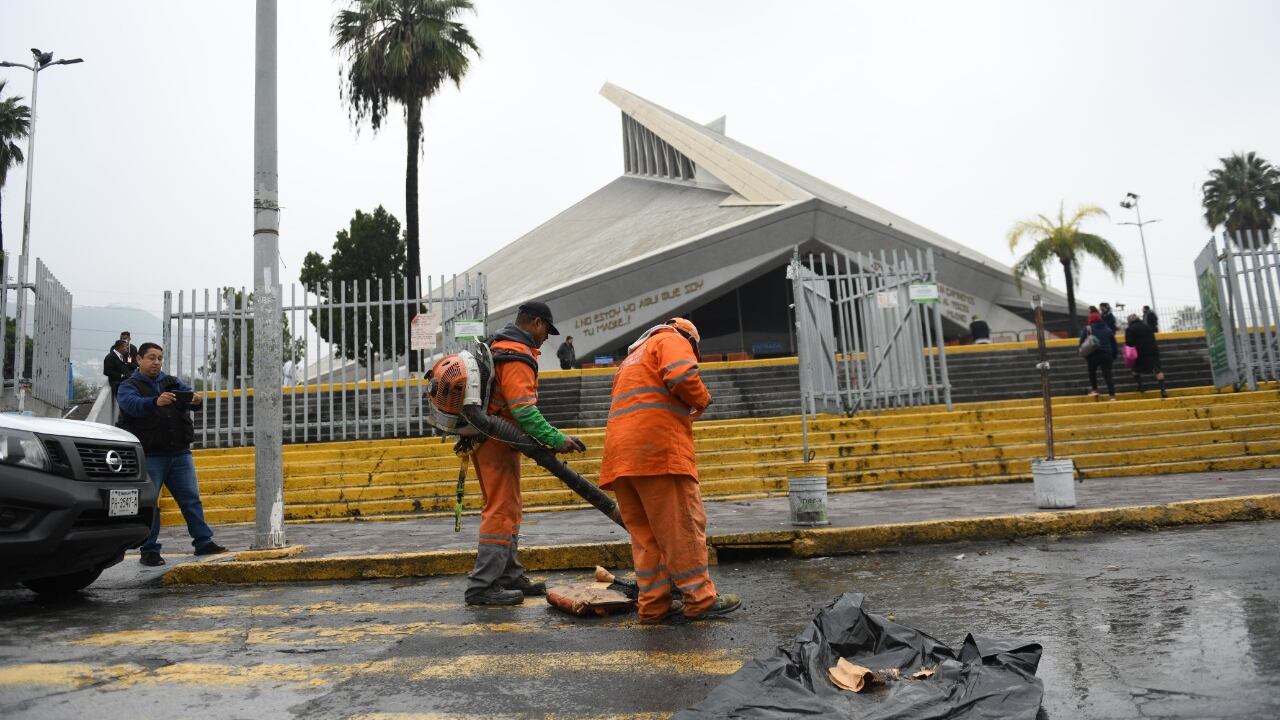 Dos cuadrillas de 15 personas, cada una, realizan el trabajo de limpieza y mantenimiento.
