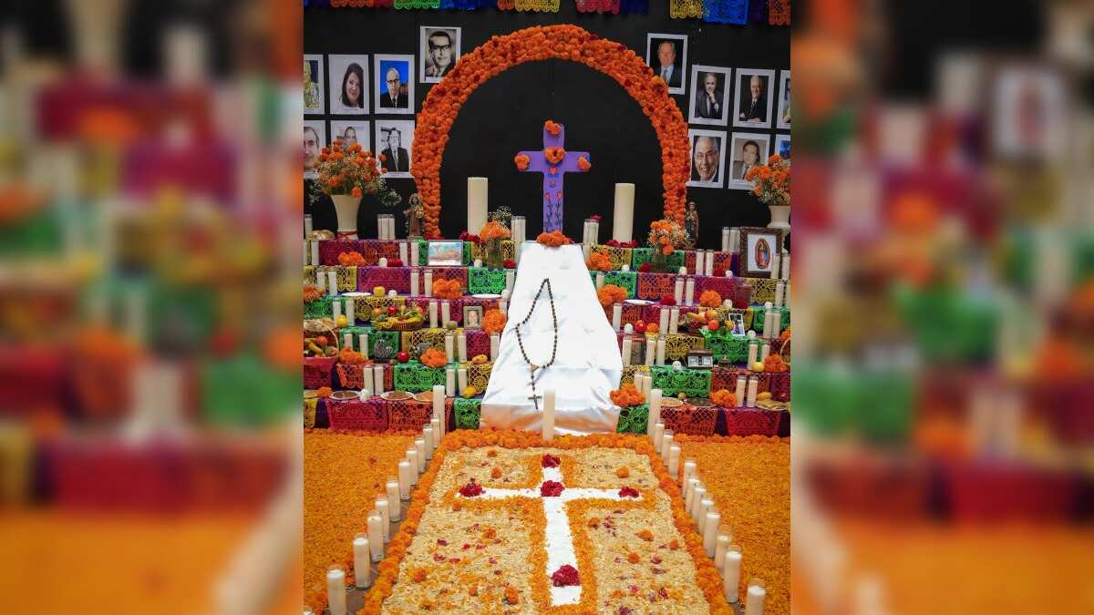 El altar puede ser apreciado en la planta baja del Palacio Municipal de Monterrey.