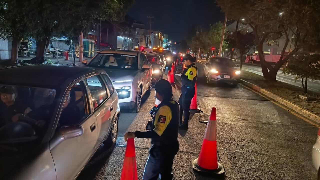 A partir del próximo jueves 9 de enero, la Policía Vial de Jalisco comenzará a sancionar a los automovilistas y motociclistas cuyos vehículos presenten porta placas u otros accesorios que dificulten la correcta visibilidad de las matrículas. Según el Gobierno del Estado de Jalisco esta medida busca garantizar el cumplimiento de la Ley de Movilidad, Seguridad Vial y Transporte, así como reforzar el orden vial y la transparencia en la identificación vehicular.