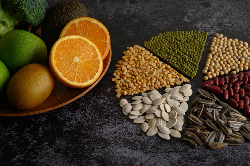 La fibra suele ser más conocida por sus cualidades para prevenir o aliviar el estreñimiento. Sin embargo, los alimentos con fibra pueden aportar otros beneficios. Foto: Freepik.