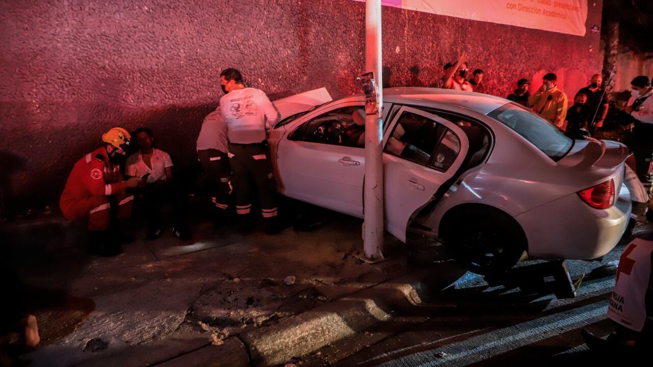 Los bomberos llevaban equipo hidráulico para liberar a las víctimas pues las reportaron prensadas.