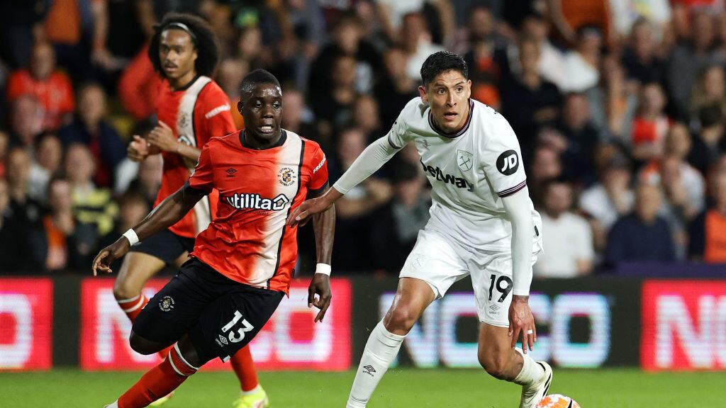 Edson Álvarez juega 90 minutos en la victoria del West Ham contra Lutton Town por 2-1.