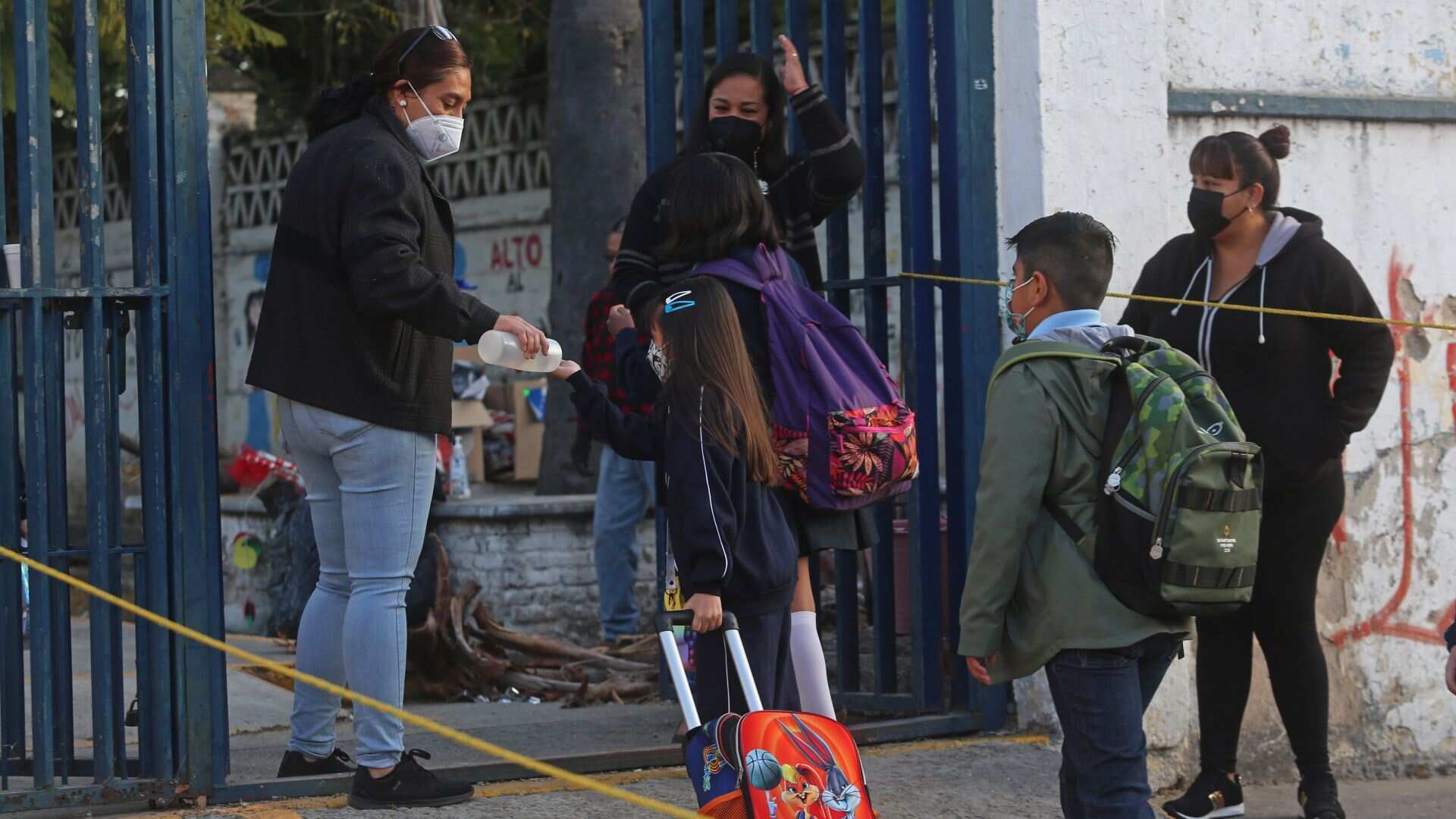 ¿Cómo es el uniforme neutro que propone Claudia Sheinbaum en Ley de Educación?