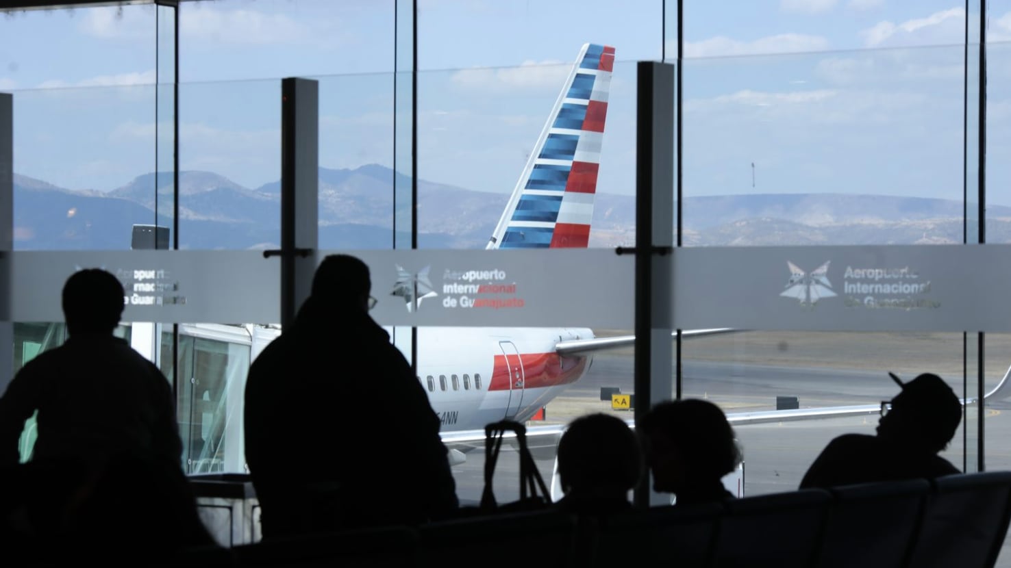 En el ámbito local, el aeropuerto recibió 3.3 millones de pasajeros durante 2025 y atendió 290 mil usuarios en enero de 2026. Actualmente opera 22 rutas.