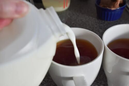 Muere hombre con demencia por echar detergente en su taza de té en vez de leche