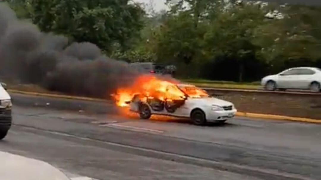 La imagen del auto en llamas resultaba curiosa y espectacular.