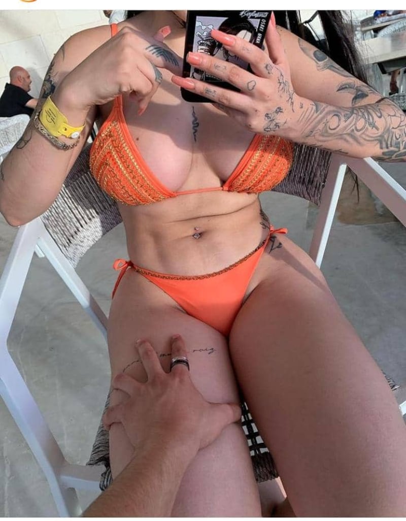 Novio de Karely Ruiz publica provocativa imagen de ella y seguidores de la estrella de Onlyfans lo critican