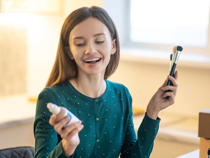 Aprende cómo reciclar correctamente tus envases de belleza, qué materiales son aprovechables y dónde llevarlos para darles una segunda vida