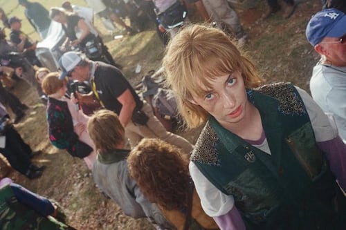 Maya Hawke de Stranger Things se casa y sus compañeros del elenco la acompañan al altar