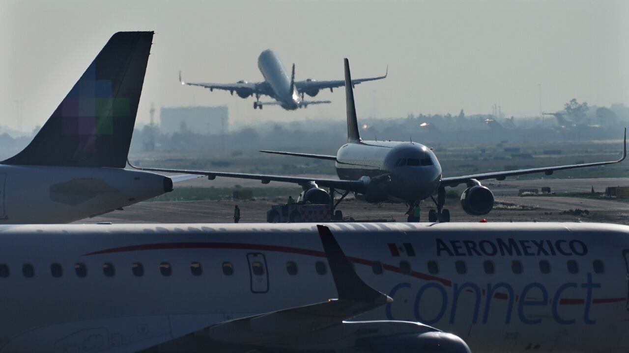 Líneas áreas de EU operan hasta mil 300 aviones por empresa; todas las mexicanas apenas suman 330 aeronaves y no podrían con la guerra de tarifas y la competencia que desataría el cabotaje.