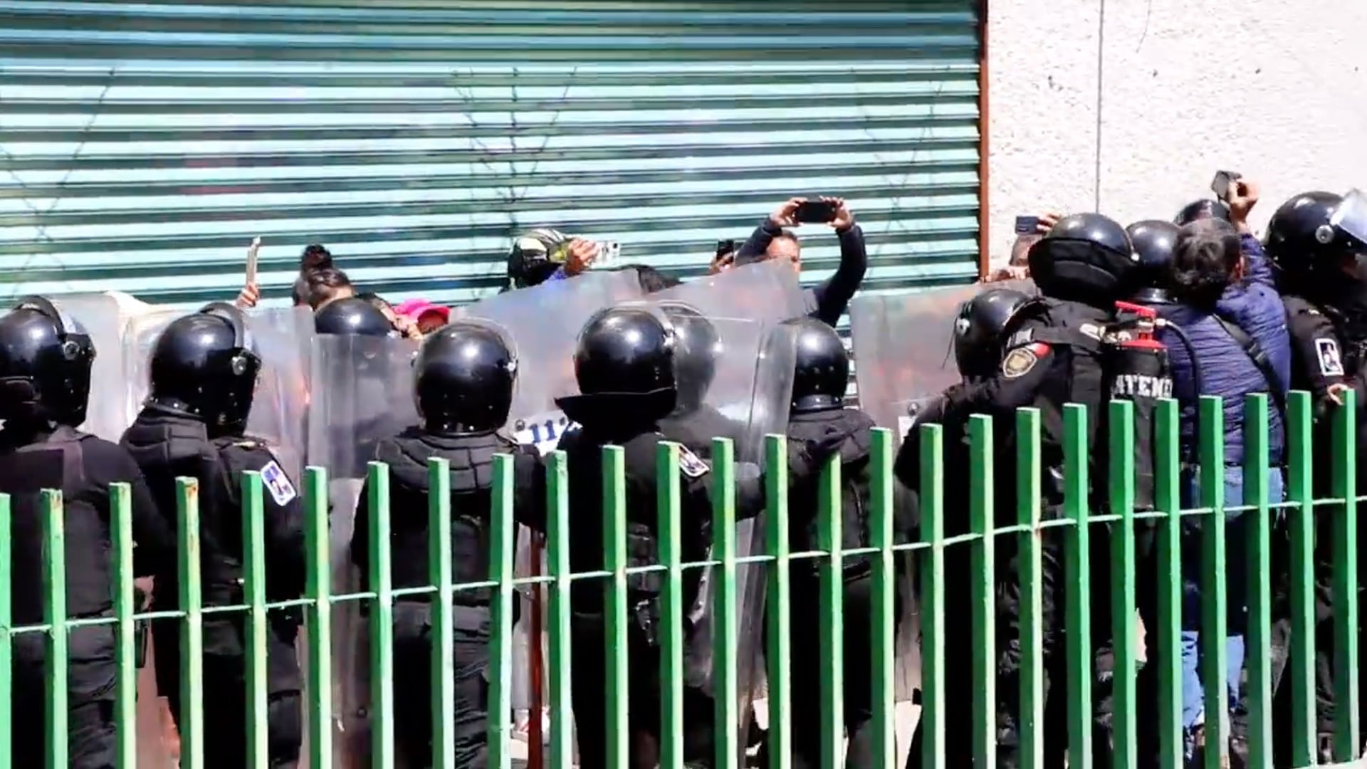 Policías replegaron a manifestantes en la SEPI.