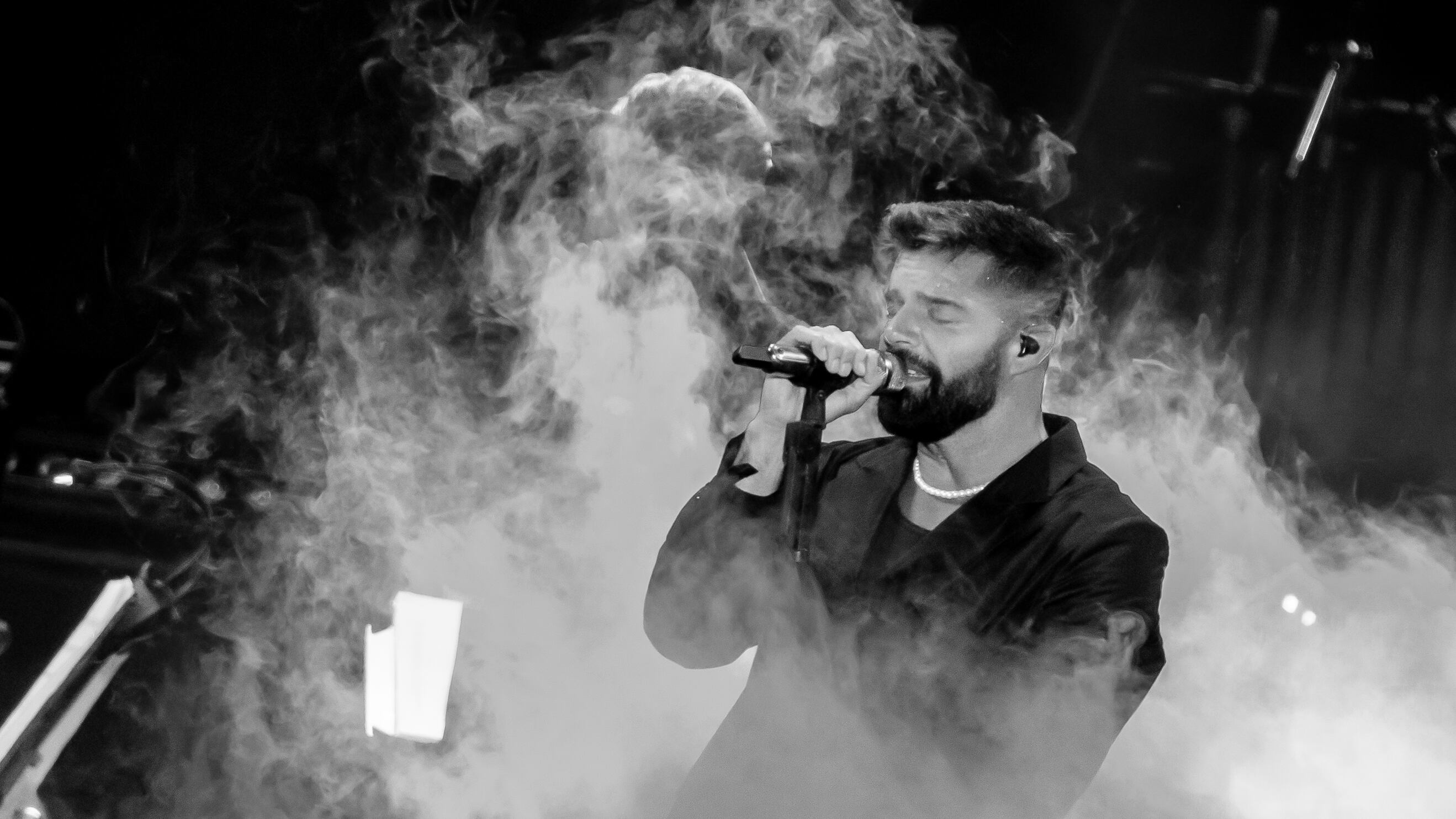 El cantante se presentó ante casi 16 mil personas en el Estadio 3 de Marzo.