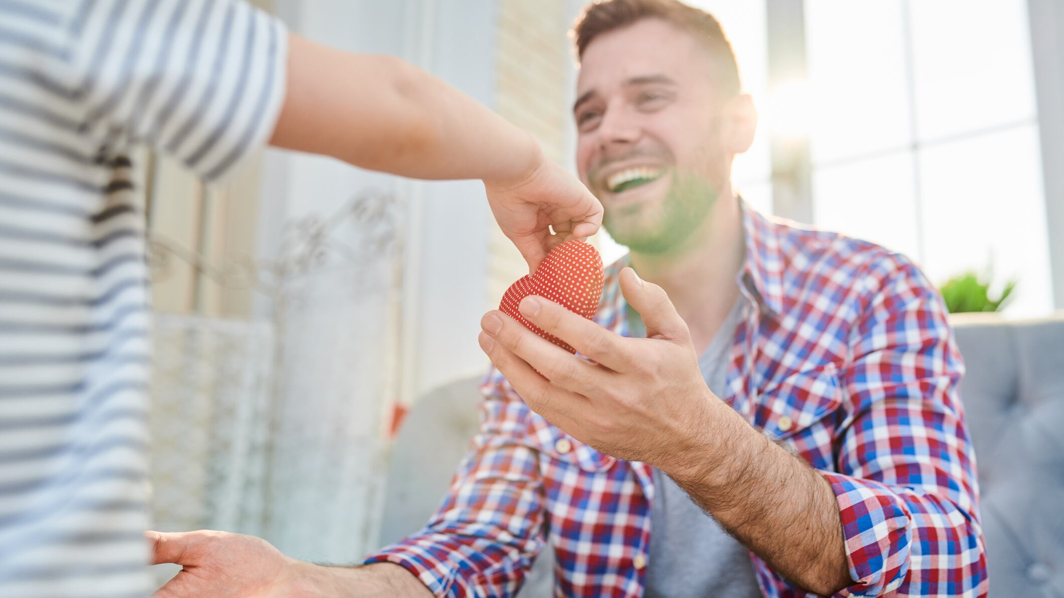 Cuando se trata de elegir el regalo perfecto, lo más importante es pensar en los intereses y pasatiempos individuales del padre en cuestión. ¡Hazlo personal y demuéstrale cuánto lo aprecias!