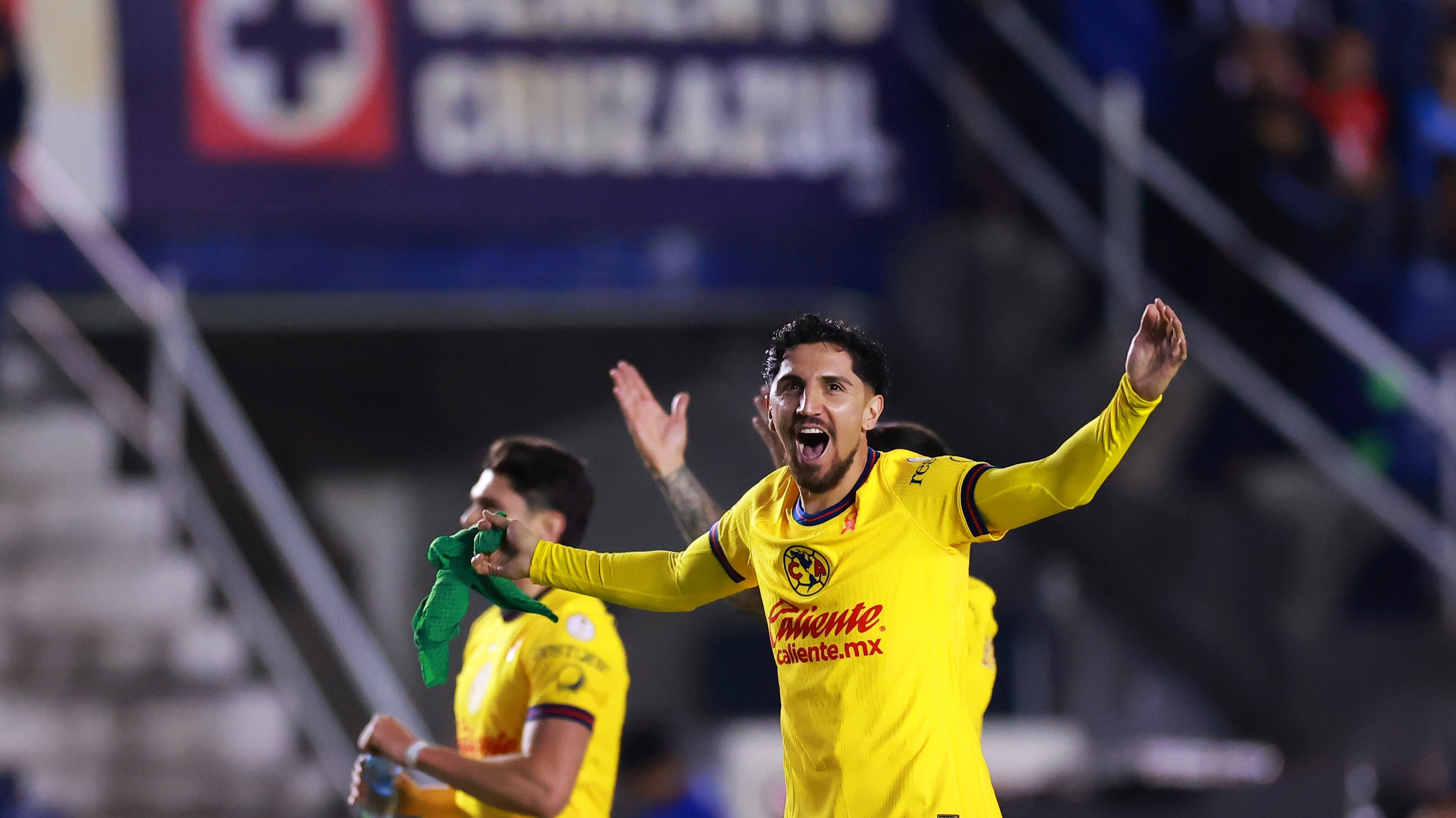 Diego Valdés se queda en América