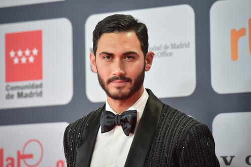 Alejandro Speitzer en problemas con ‘Poder Prieto’ tras lucir un tono de piel moreno