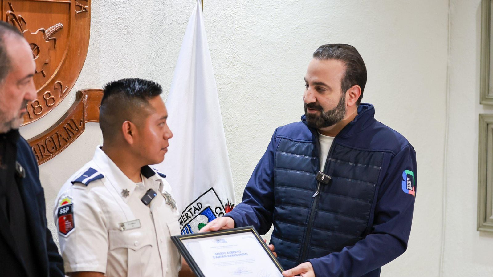 Mario Damián recibió el reconocimiento del alcalde Mauricio Farah Giacomán.