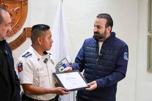 Todo un héroe, reconocen a policía de San Pedro por rescatar de incendio a bebé y a un perrito