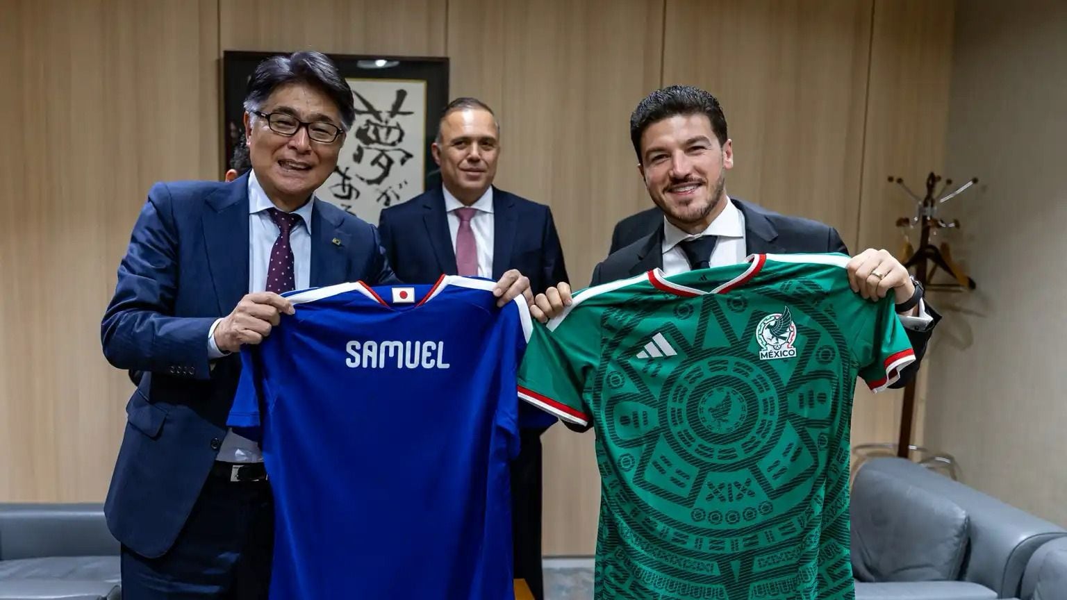 Masuki Yamamoto, director de Selecciones Nacionales de la Asociación de Fútbol de Japón y el gobernador intercambiaron camisetas.